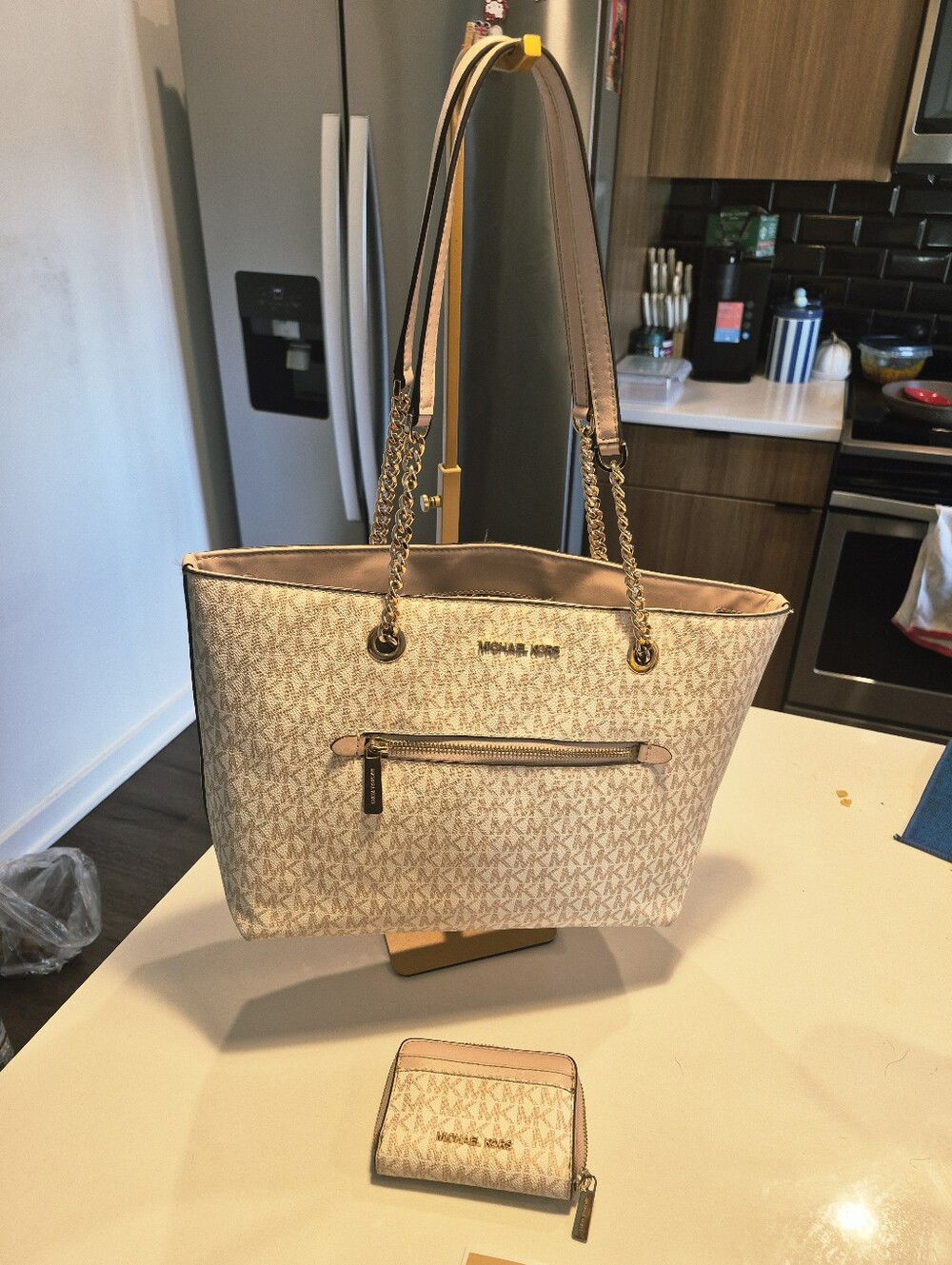 Michael Kors Jet Set Item Medium Front Pocket Chain Tote Bag  and Machine  walle